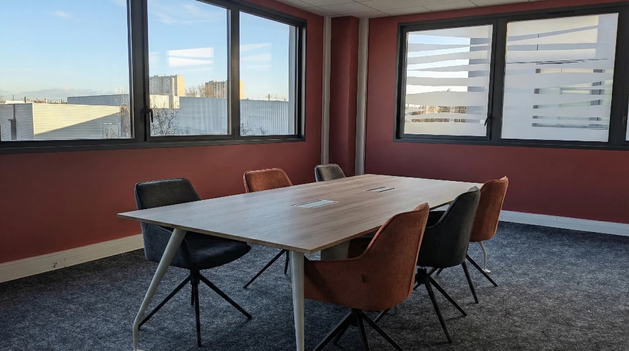 Espace de coworking lumineux et chaleureux